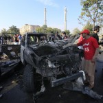 I resti dell'automezzo sul quale viaggiavano i tre poliziotti