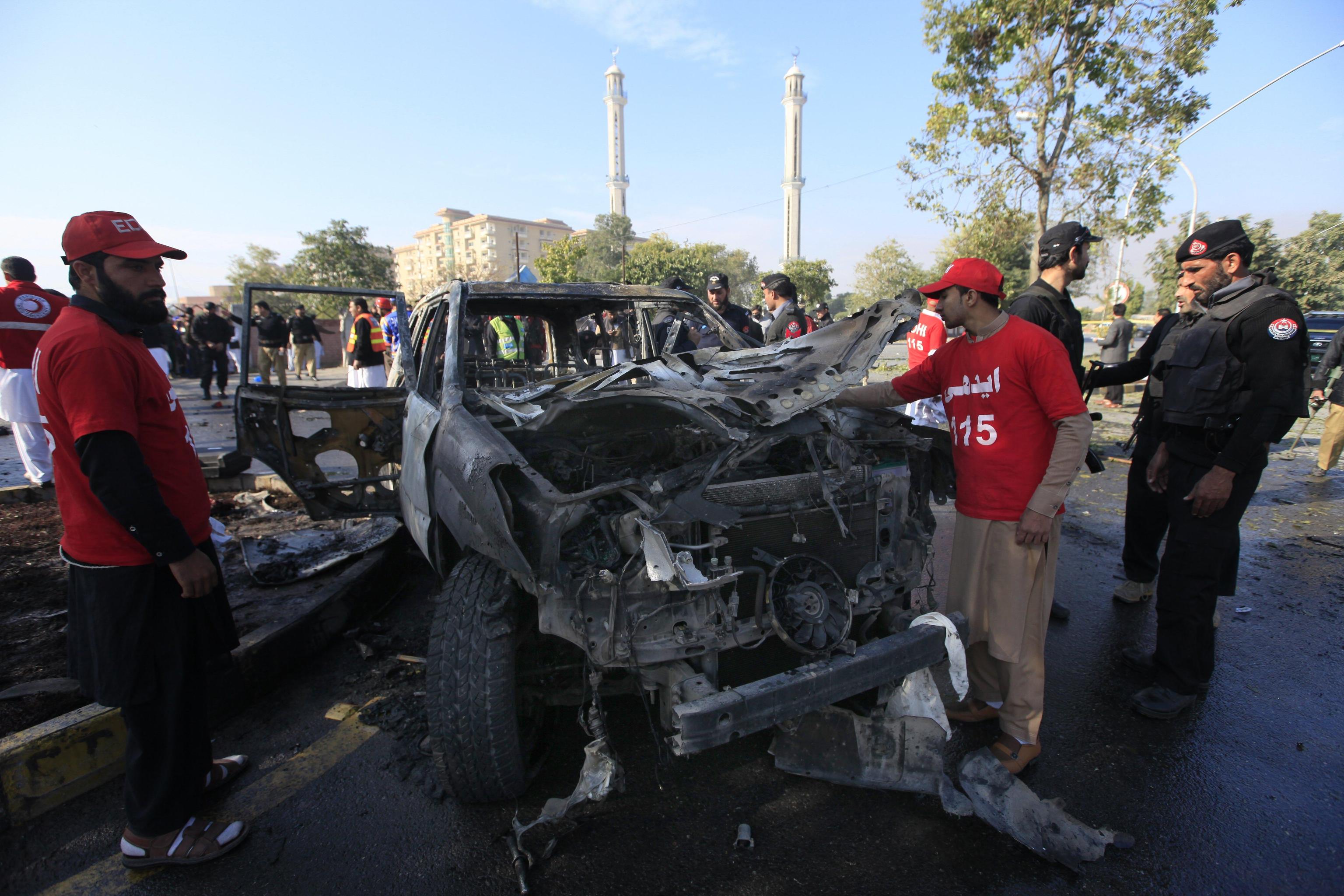 I resti dell'automezzo sul quale viaggiavano i tre poliziotti