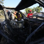 Ufficiali pakistani di pubblica sicurezza ispezionano la scena dell'attentato