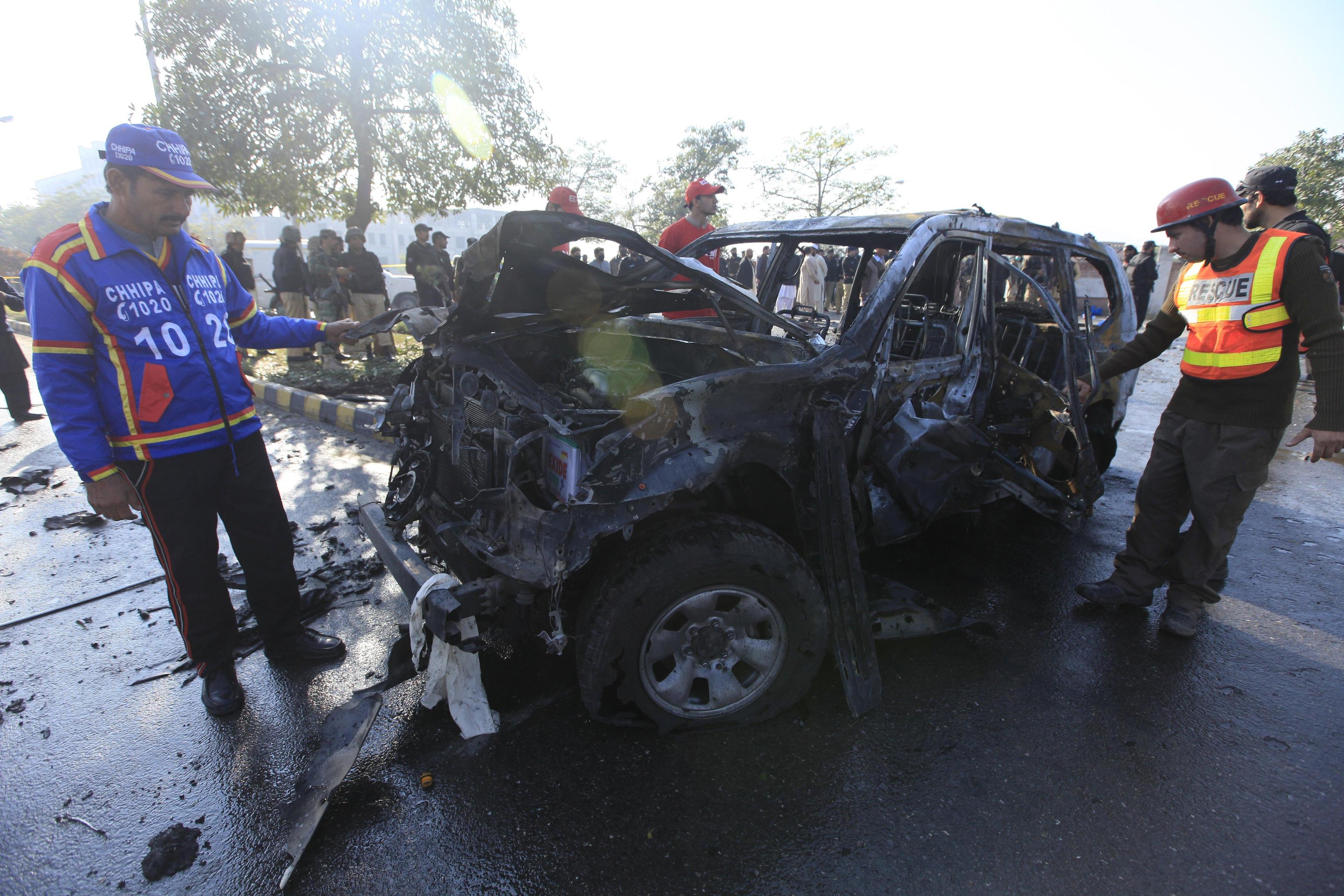 Tre persone hanno perso la vita nell'attentato: un ufficiale di polizia e due suoi aiutanti