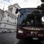 Roma, un autobus fuori servizio attraversa Piazza Venezia