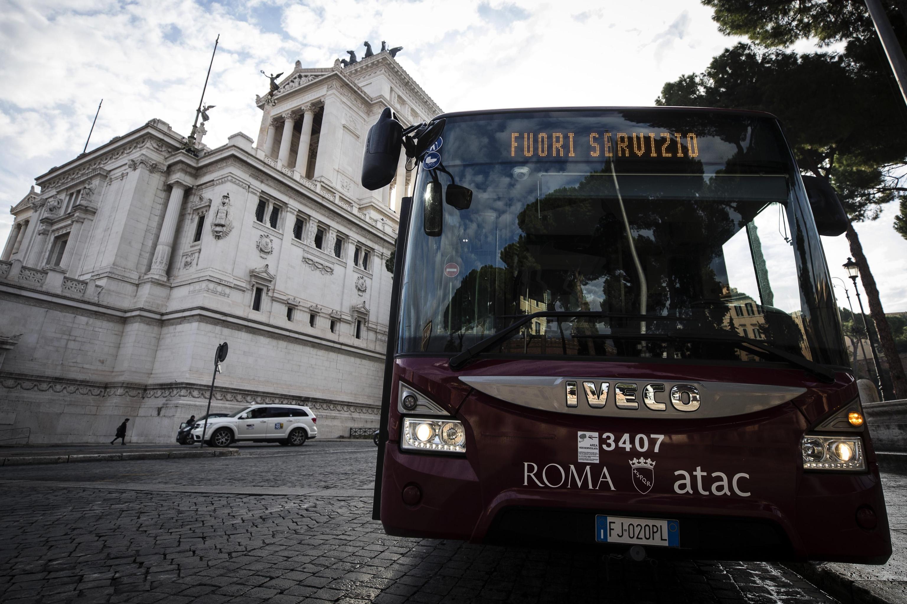 Roma, un autobus fuori servizio attraversa Piazza Venezia