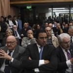Gli ex ufficiali militari, Jorge Eduardo Acosta e Alfredo Astiz (entrambi a sinistra in seconda fila), ascoltano la lettura della sentenza presso le corti federali di Buenos Aires Gli ex ufficiali militari, Jorge Eduardo Acosta e Alfredo Astiz (entrambi a sinistra in seconda fila), ascoltano la lettura della sentenza presso le corti federali di Buenos Aires
