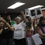 La reazione delle famiglie delle vittime durante la sentenza emanata dai tribunali federali della capitale argentina La reazione delle famiglie delle vittime durante la sentenza emanata dai tribunali federali della capitale argentina
