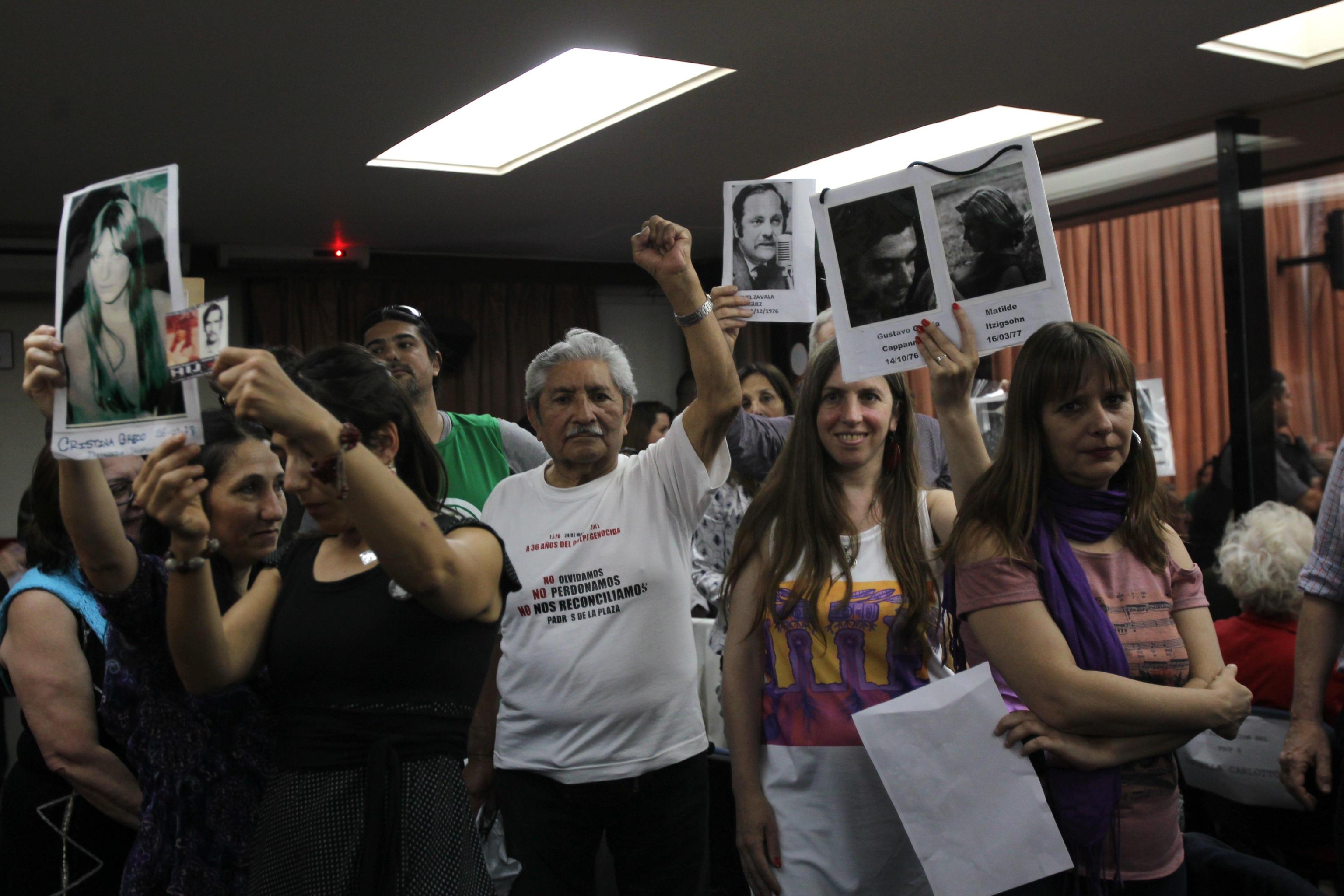 La reazione delle famiglie delle vittime durante la sentenza emanata dai tribunali federali della capitale argentina