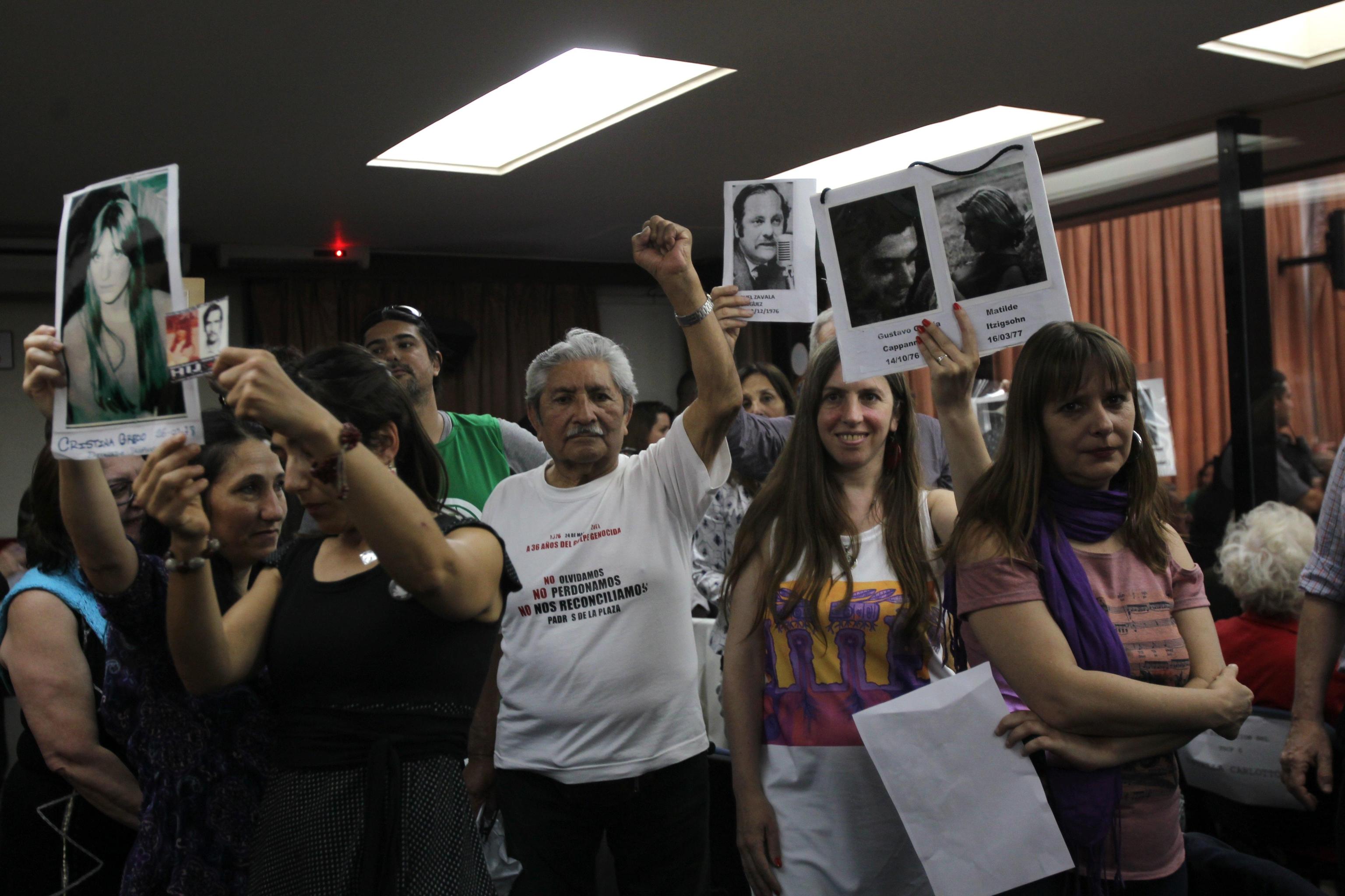 La reazione delle famiglie delle vittime durante la sentenza emanata dai tribunali federali della capitale argentina La reazione delle famiglie delle vittime durante la sentenza emanata dai tribunali federali della capitale argentina