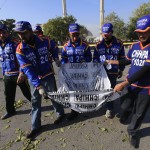 Il recupero di alcuni resti mortali sulla scena dell'attentato