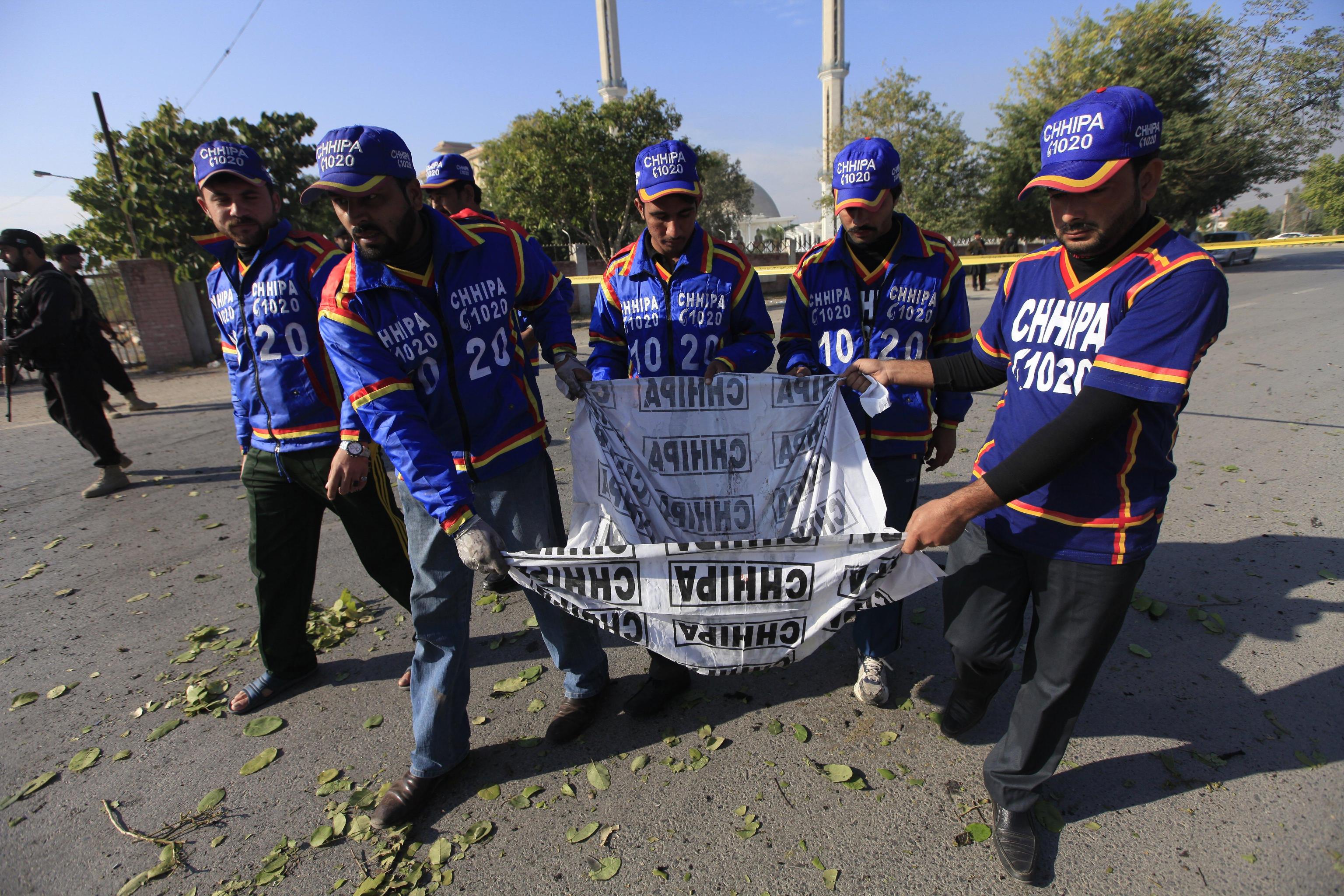 Il recupero di alcuni resti mortali sulla scena dell'attentato