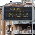 Un cartello luminoso segnala l'inizio dello sciopero dei mezzi pubblici e la chiusura delle stazioni metro