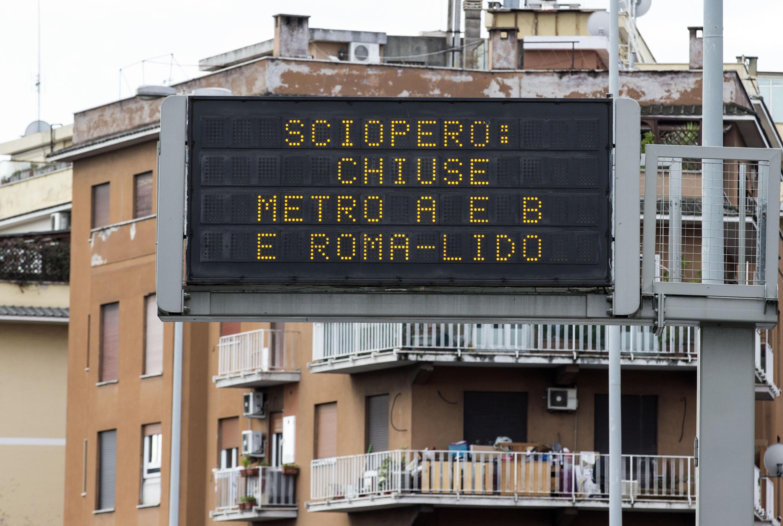 Un cartello luminoso segnala l'inizio dello sciopero dei mezzi pubblici e la chiusura delle stazioni metro