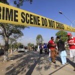 Gli ufficiali di sicurezza di Peshawar ispezionano la zona dopo l'attentato