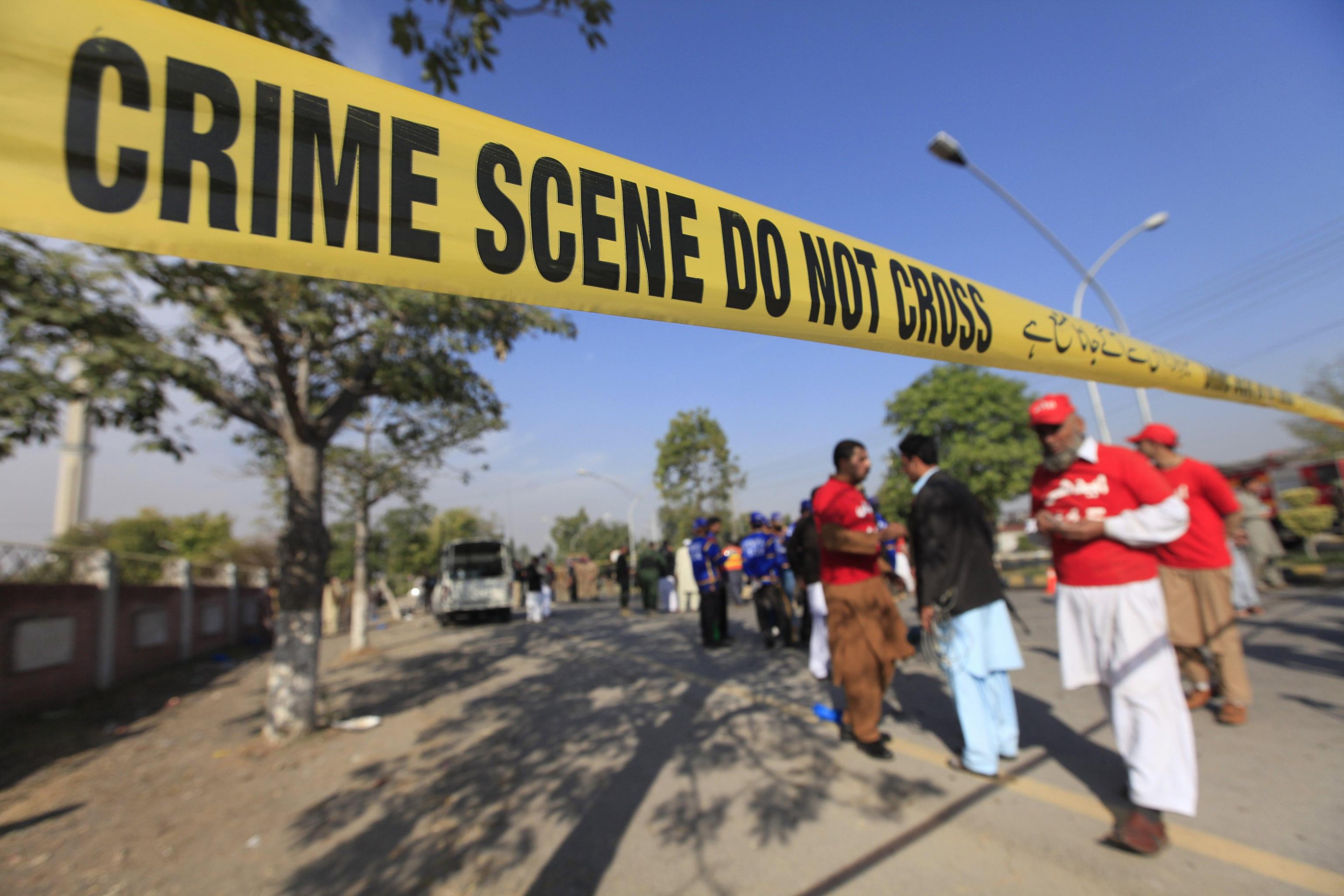 Gli ufficiali di sicurezza di Peshawar ispezionano la zona dopo l'attentato