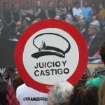 Un cartello a favore del processo agli ex capitani, condannati all'ergastolo per crimini contro l’umanità Un cartello a favore del processo agli ex capitani, condannati all'ergastolo per crimini contro l’umanità