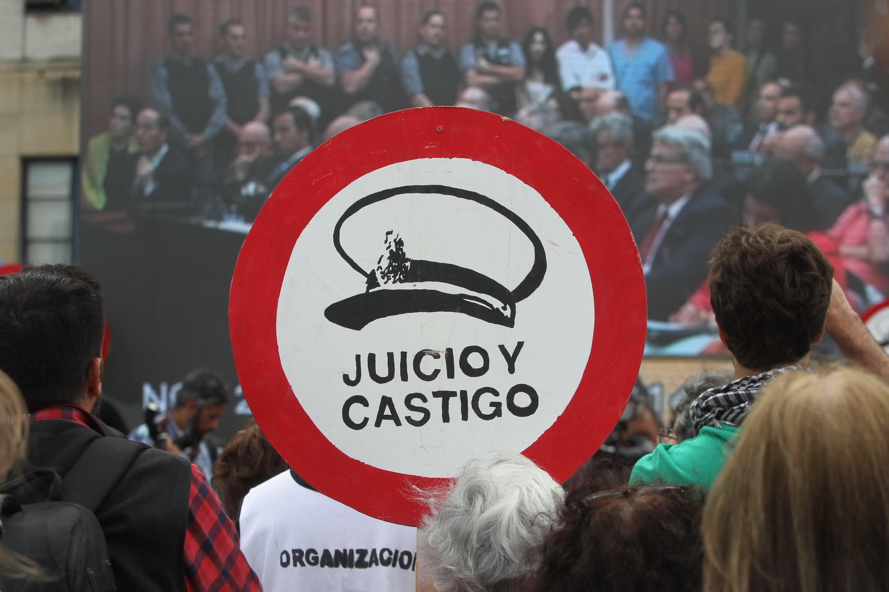 Un cartello a favore del processo agli ex capitani, condannati all'ergastolo per crimini contro l’umanità Un cartello a favore del processo agli ex capitani, condannati all'ergastolo per crimini contro l’umanità