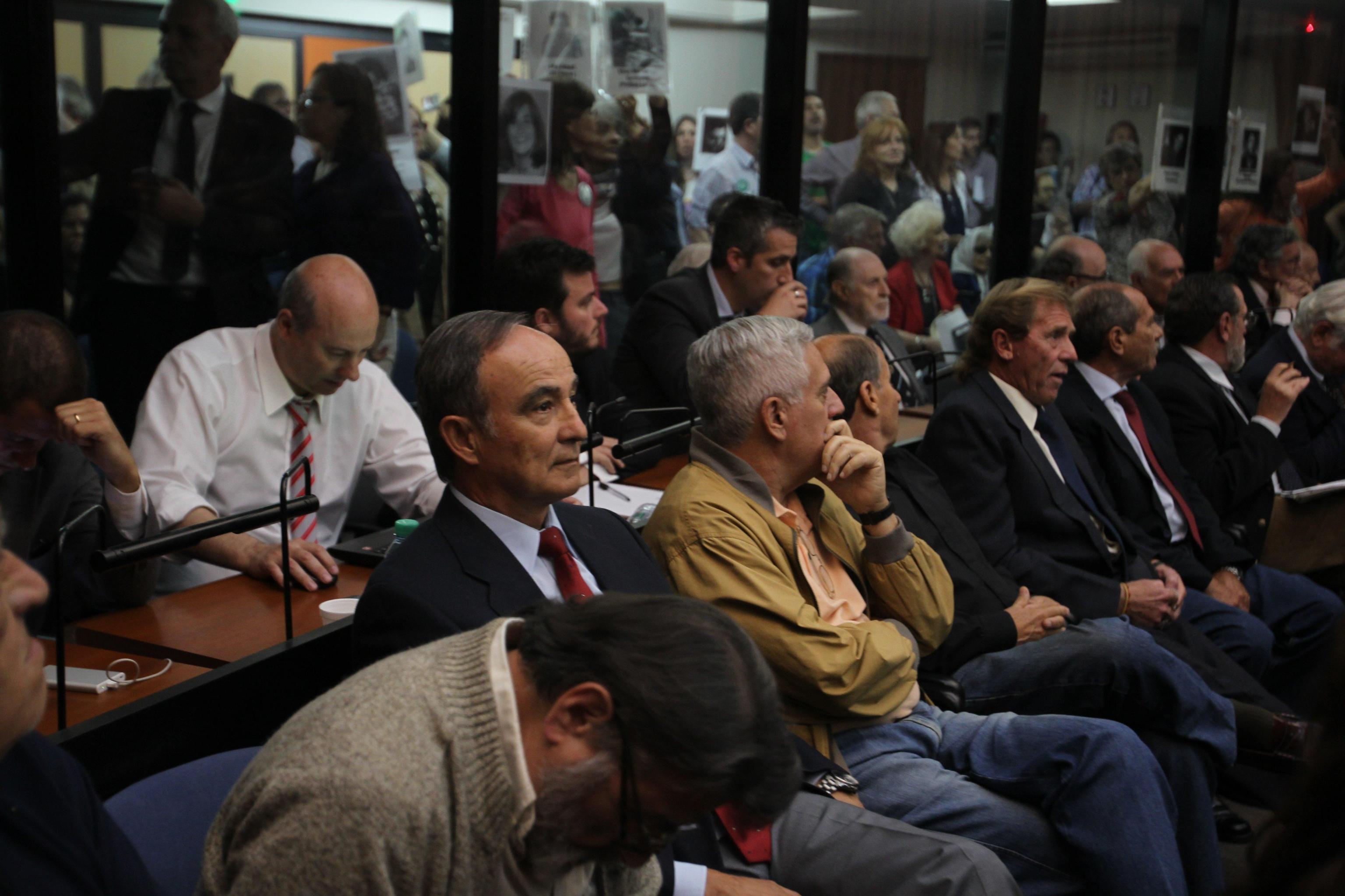 L’ex pilota militare, Julio Poch, assolto in un precedente processo, ascolta la lettura del verdetto L’ex pilota militare, Julio Poch, assolto in un precedente processo, ascolta la lettura del verdetto