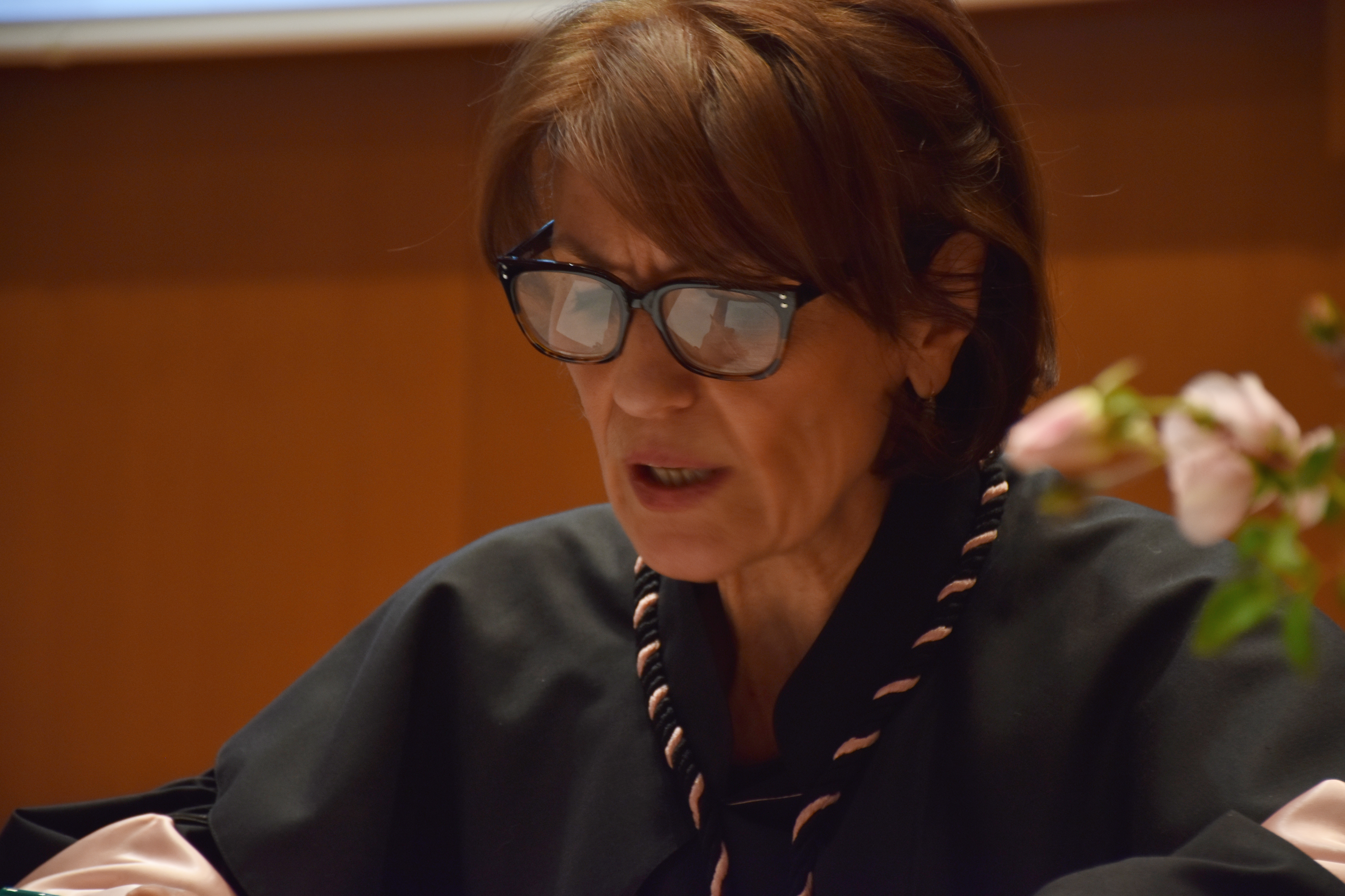 La Prof.ssa di sociologia Donatella Pacelli durante una relazione dal titolo "Fra noi e gli altri"