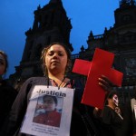 Nel cartello alla sinistra si legge "Marciamo perché siamo vive ma non sappiamo fino a quando".