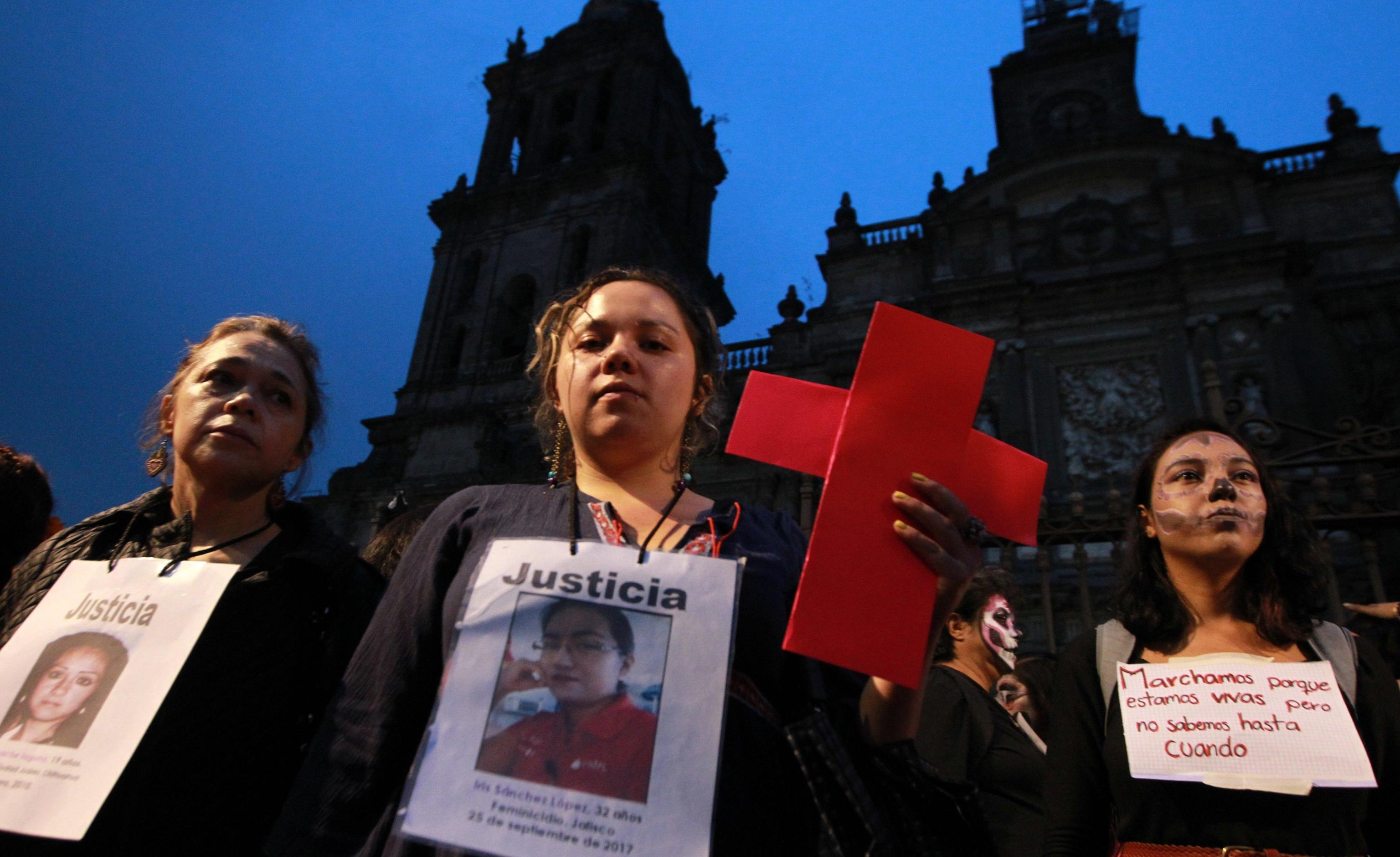 Nel cartello alla sinistra si legge "Marciamo perché siamo vive ma non sappiamo fino a quando".