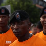 Gli uomini hanno sfilato con una maglia arancione per solidarietà nei confronti delle donne e per protestare contro violenze e uccisioni