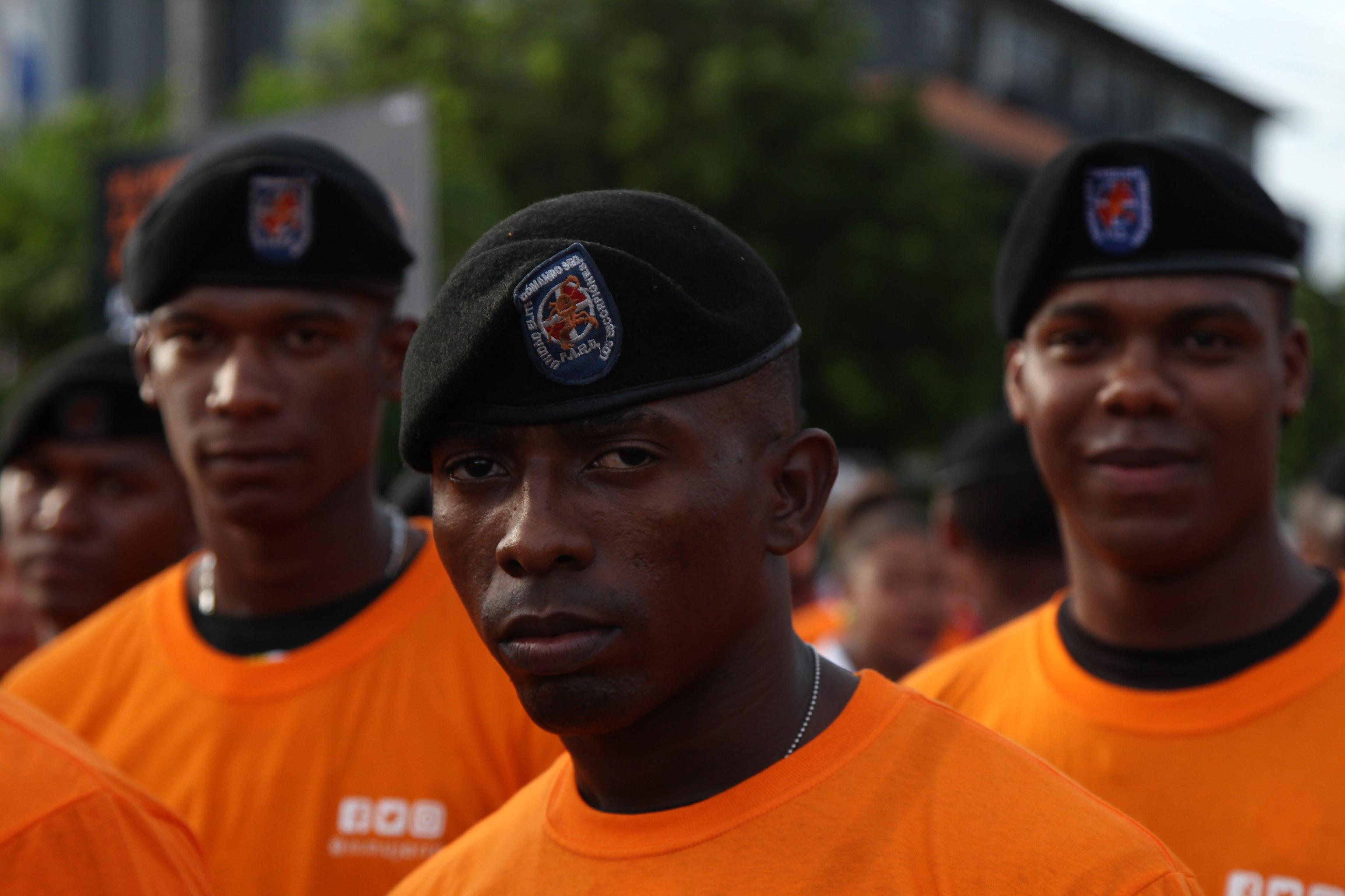 Gli uomini hanno sfilato con una maglia arancione per solidarietà nei confronti delle donne e per protestare contro violenze e uccisioni