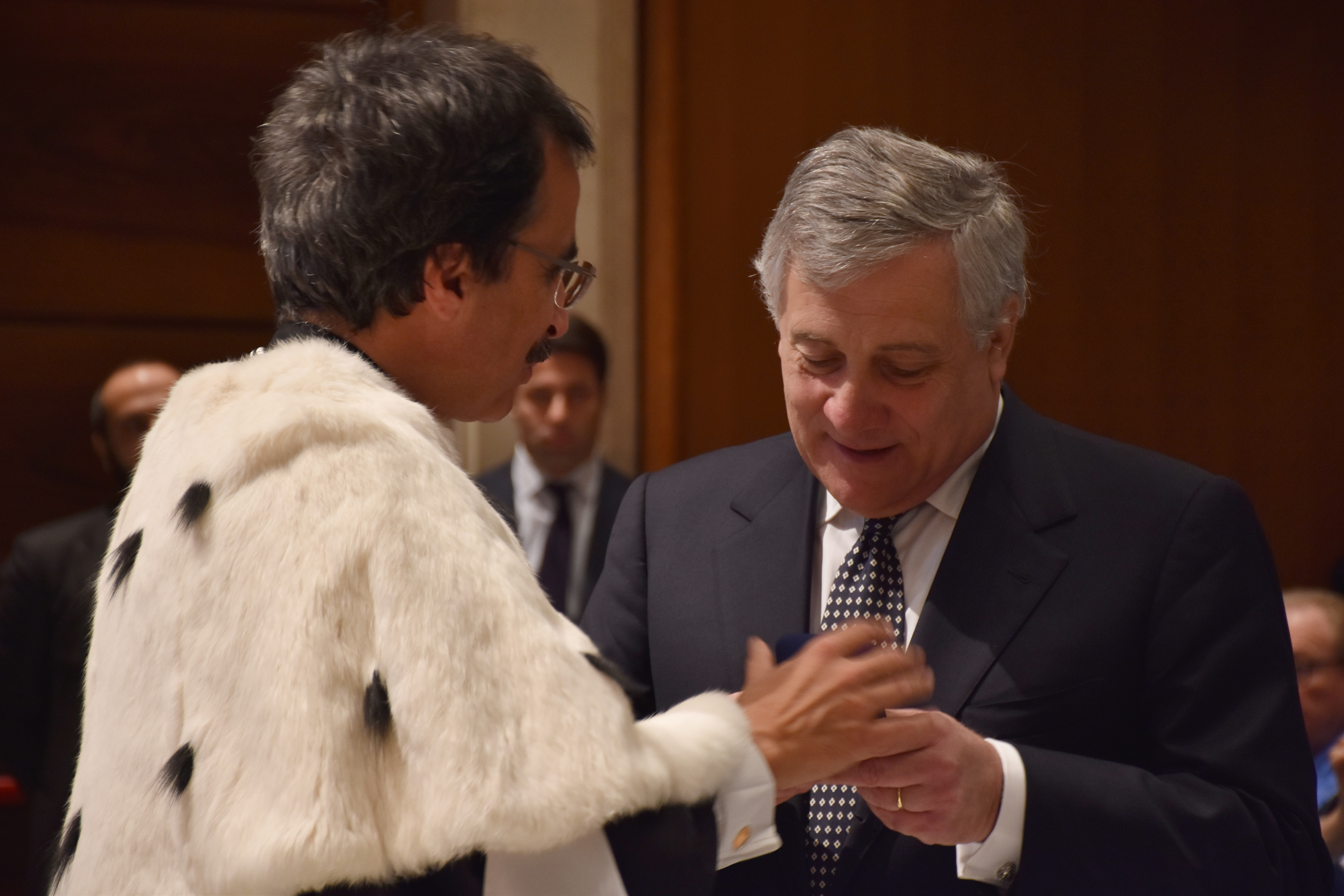 Il Magnifico Rettore consegna a Tajani il sigillo della Lumsa