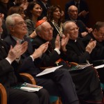 Fra' Giacomo Della Torre e il Card. Giovanni Battista Re assistono alla lettura del messaggio di Papa Francesco