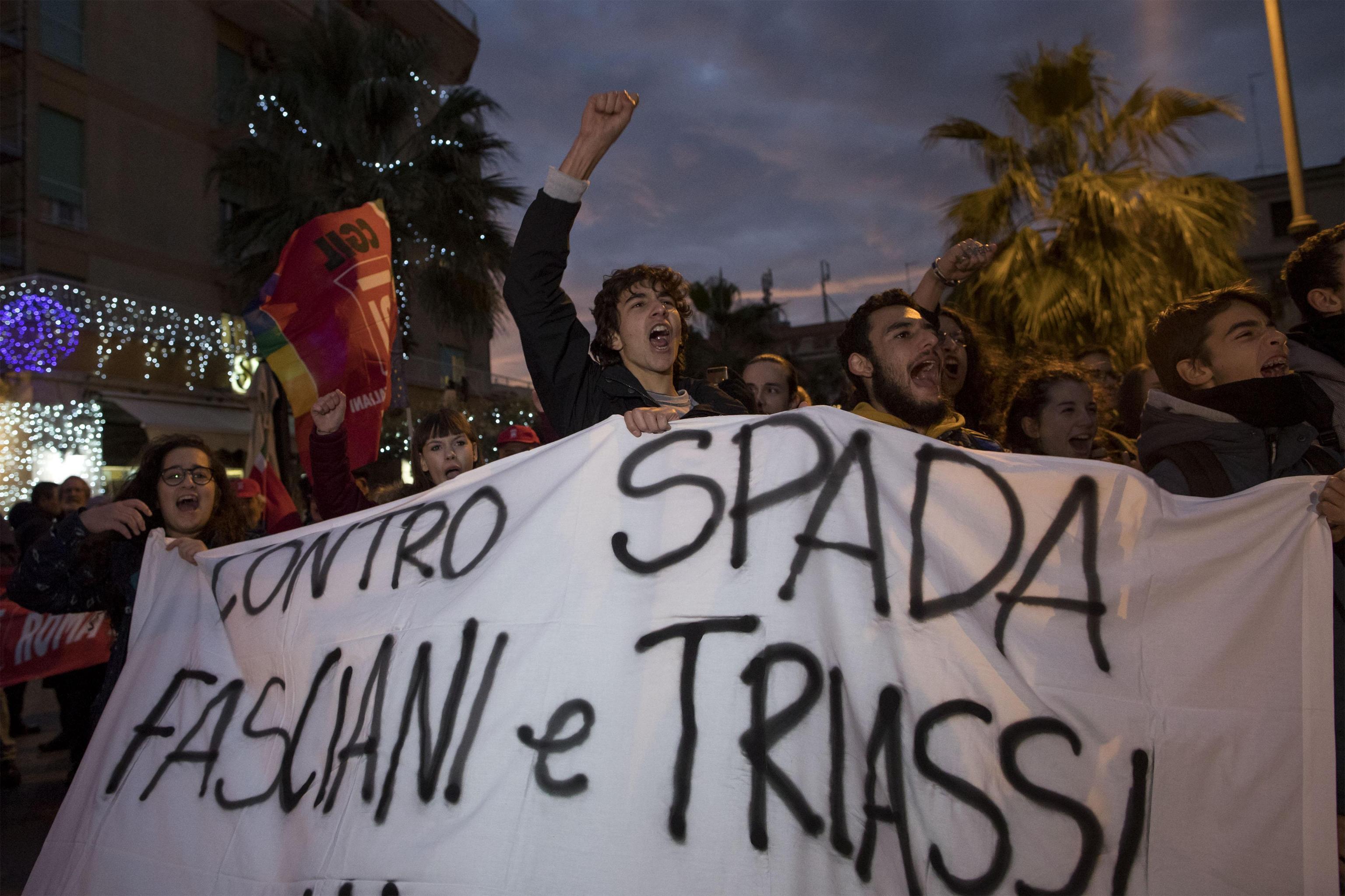 Ostia, uno degli striscioni della manifestazione di giovedì 16 novembre