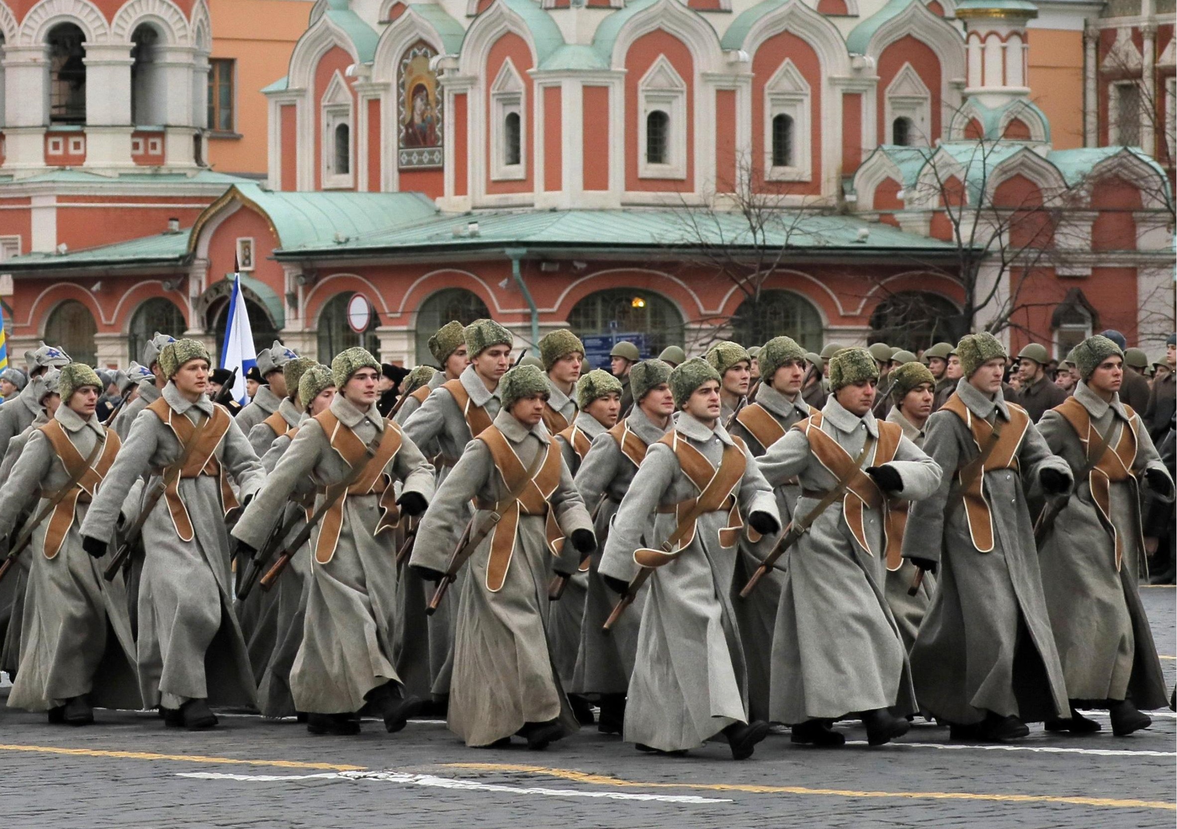 Oltre ai militari sfilano anche gli studenti delle accademie come la Suvorov e la Scuola di Musica militare di Mosca