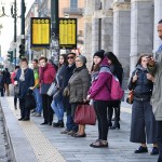 La fermata dell'autobus davanti alla Stazione Porta Nuova di Torino gremita di gente