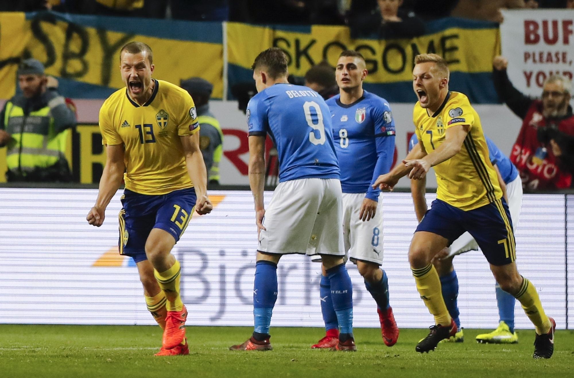 La gioia degli svedesi dopo l’autogol di De Rossi nell'andata del play-off