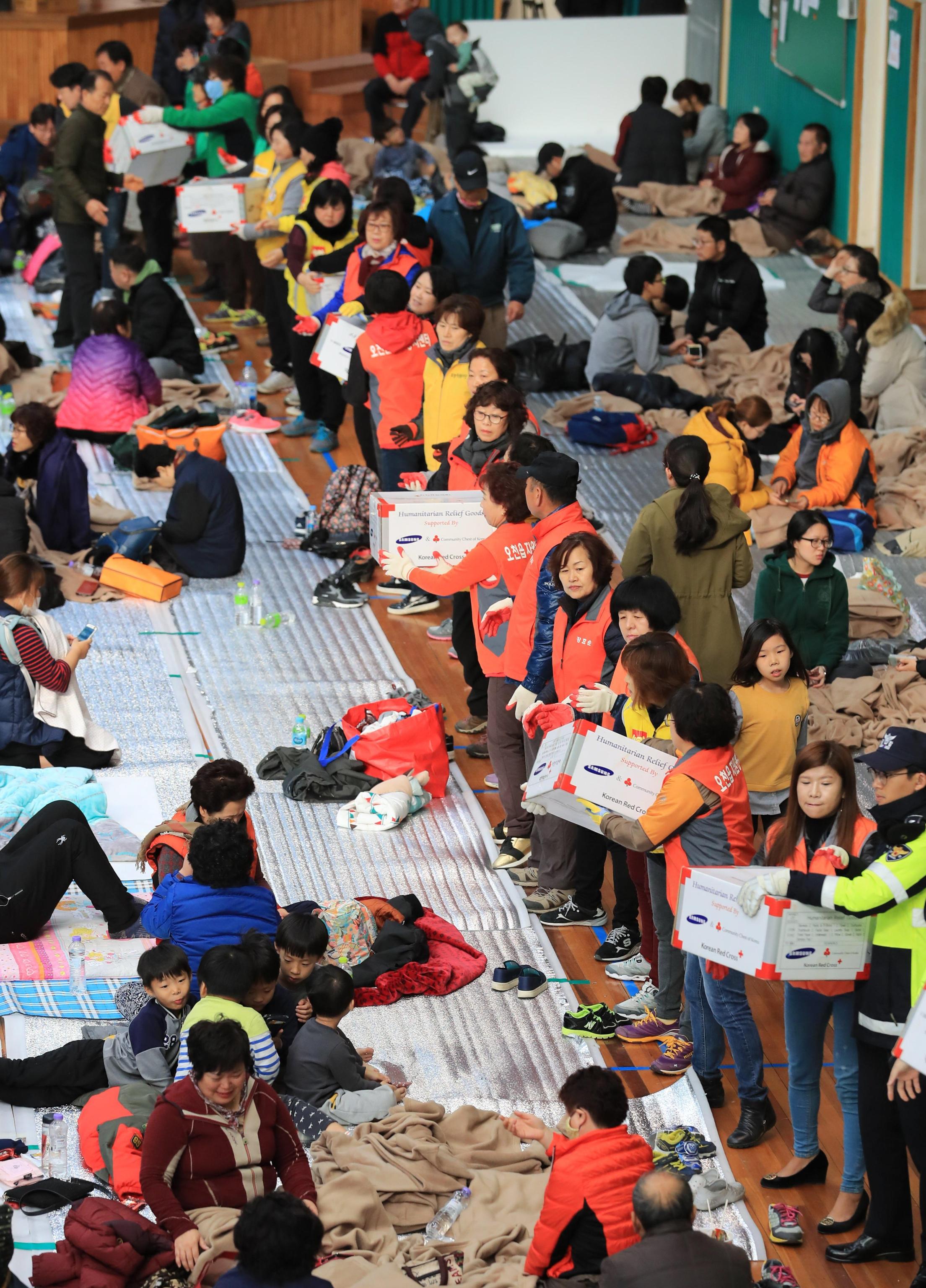 I cittadini radunati in un palazzetto dello sport a Pohang dopo il sisma
