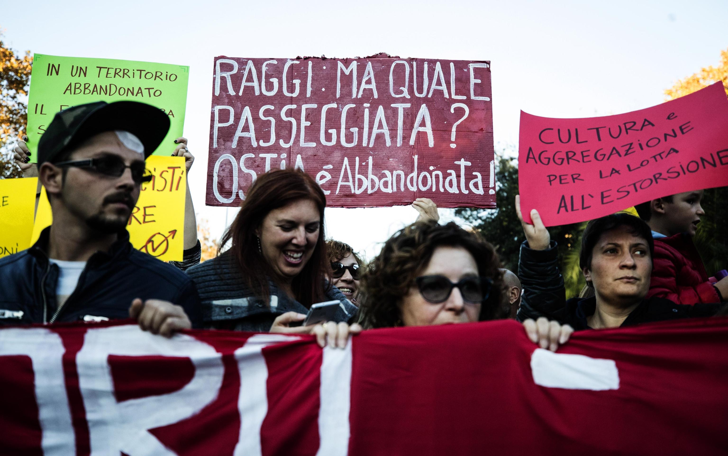 Ostia, sabato 11 novembre: partito il corteo al grido di "stop violenza, fascismo e mafia"
