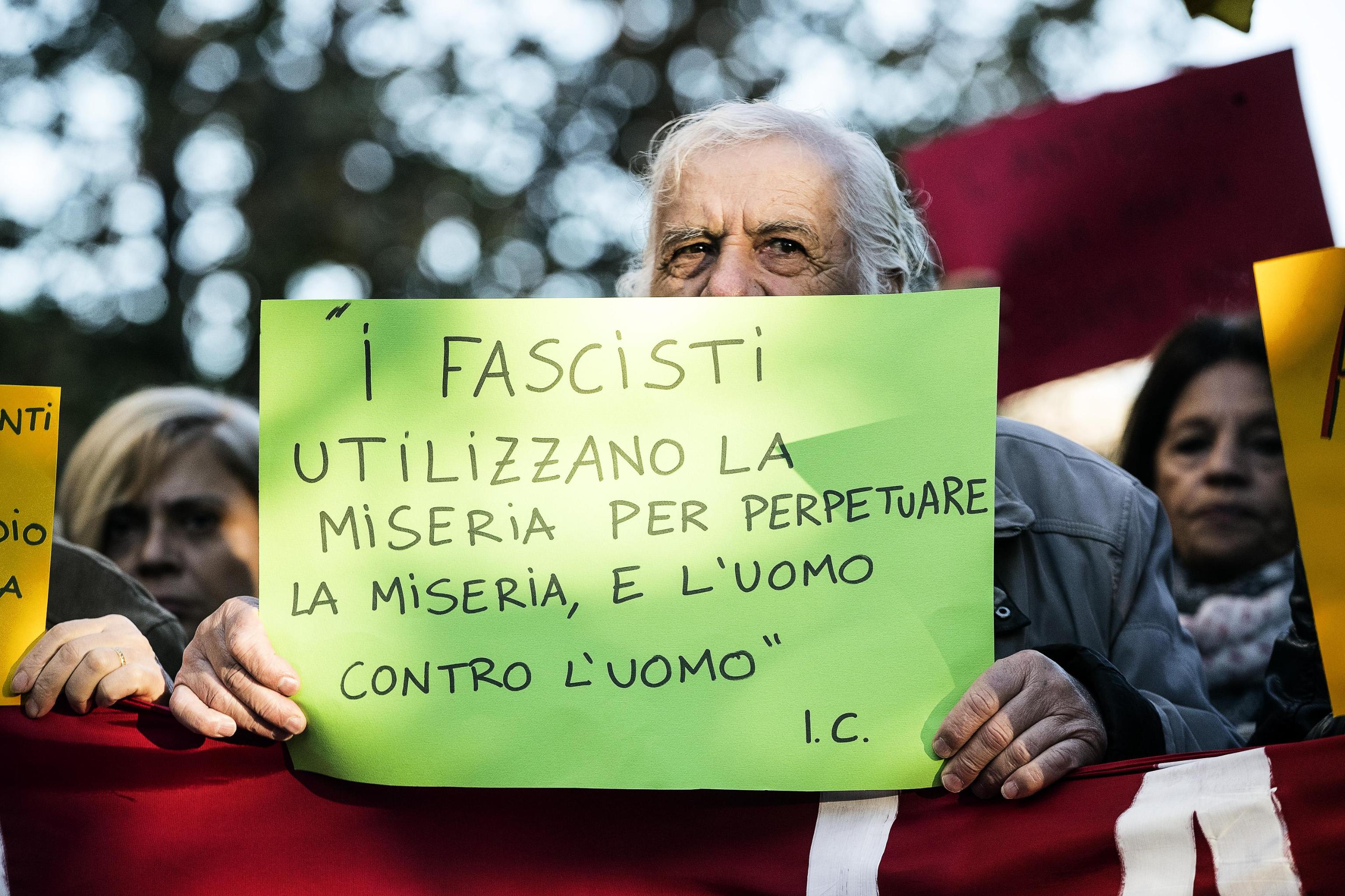 Uno dei cartelli del corteo contro mafie e fascismo a Ostia, sabato 11 novembre