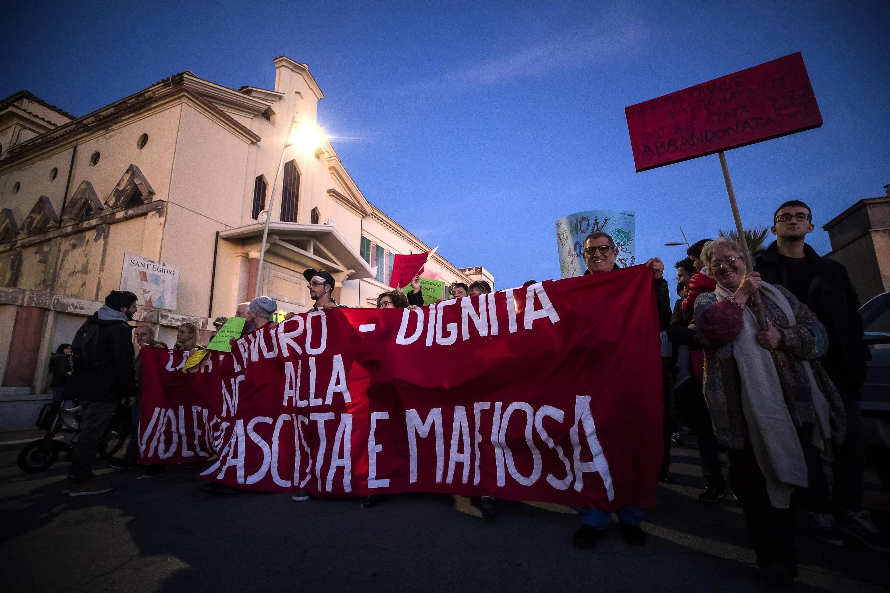 Lo striscione di apertura del corteo di sabato: "No alla violenza fascista e mafiosa"