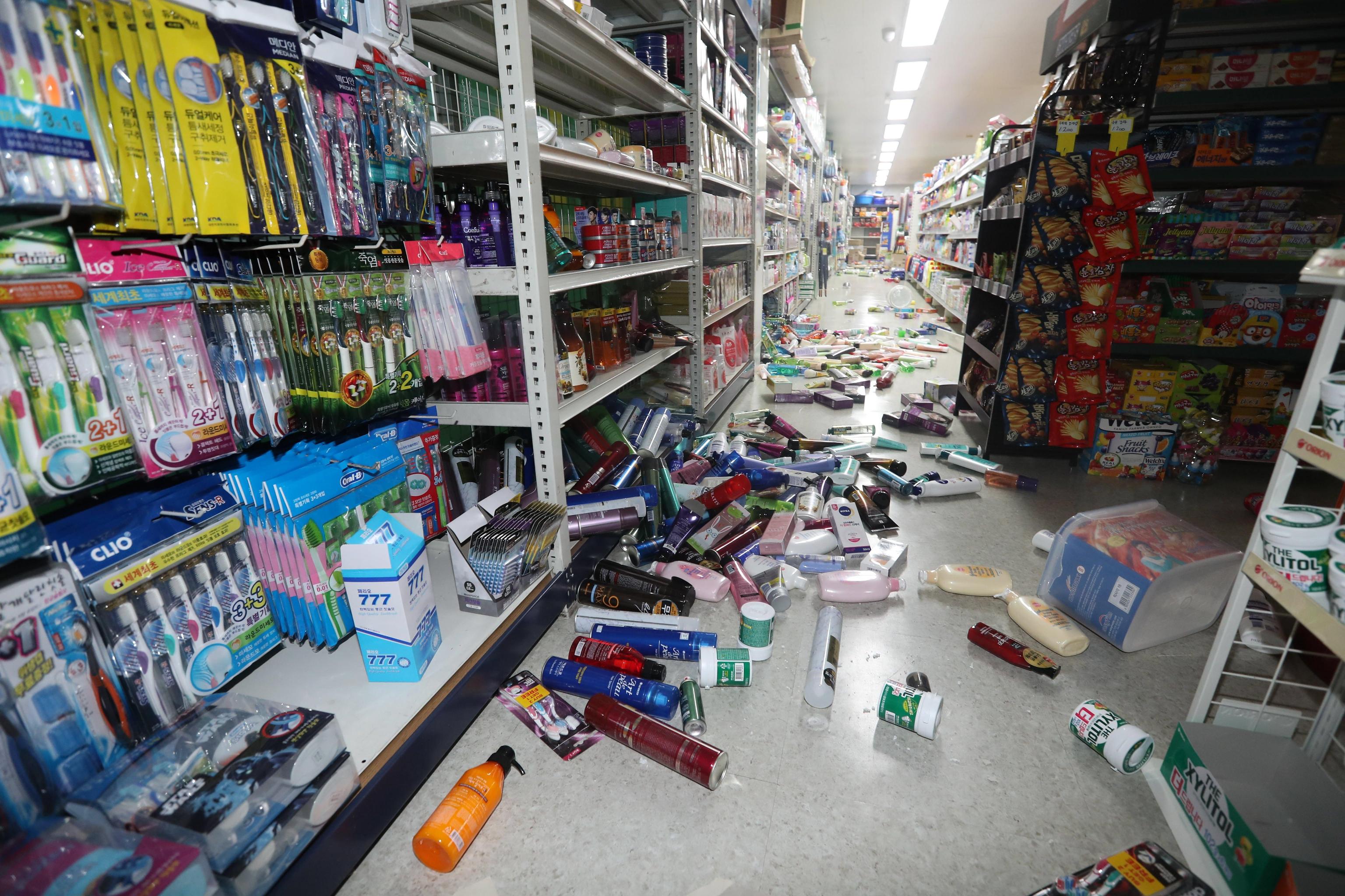 La scossa ha fatto cadere i prodotti dagli scaffali di un supermercato di Pohang La scossa ha fatto cadere i prodotti dagli scaffali di un supermercato di Pohang