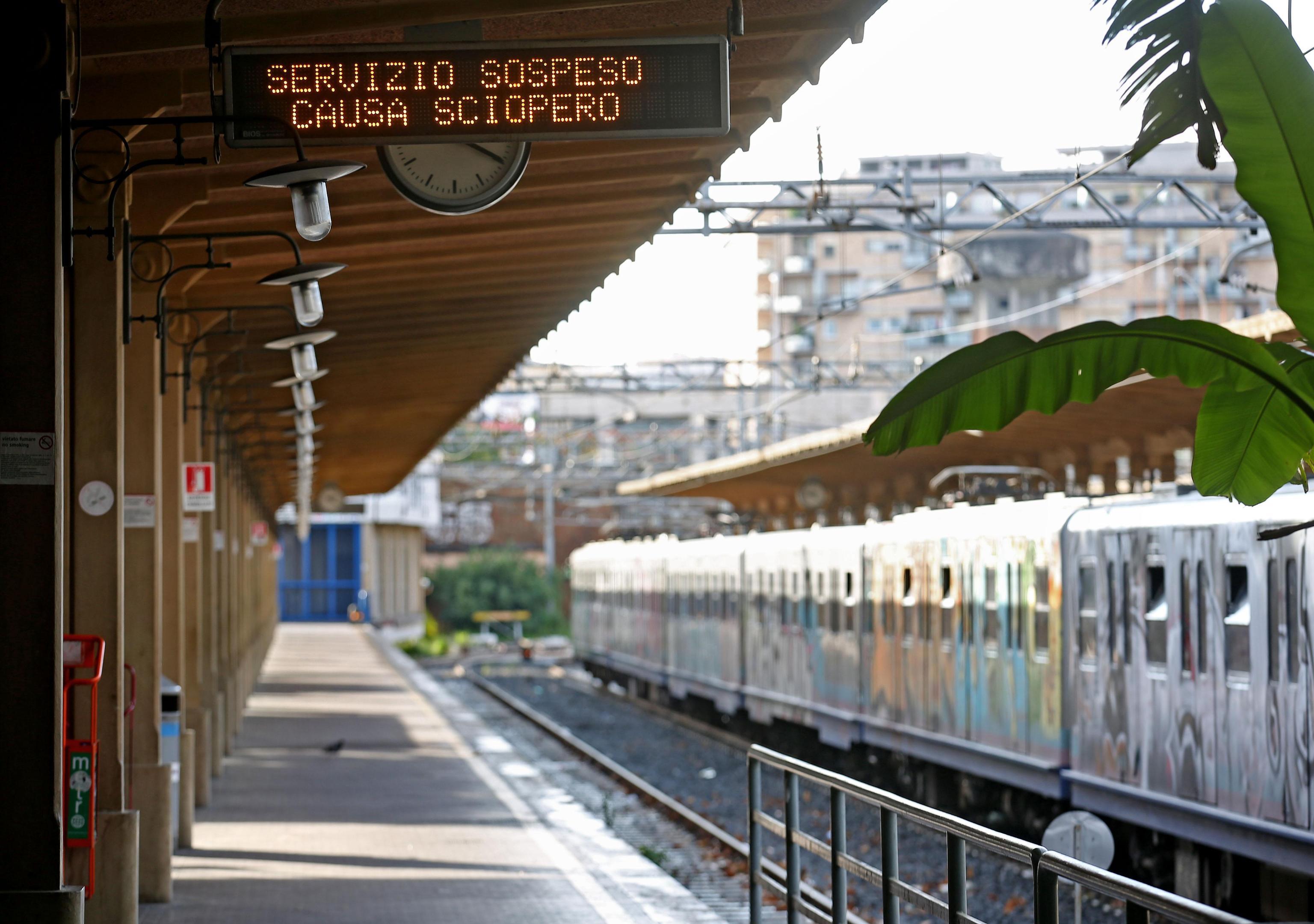 La banchina deserta della stazione Ostiense dopo l'inizio dello sciopero
