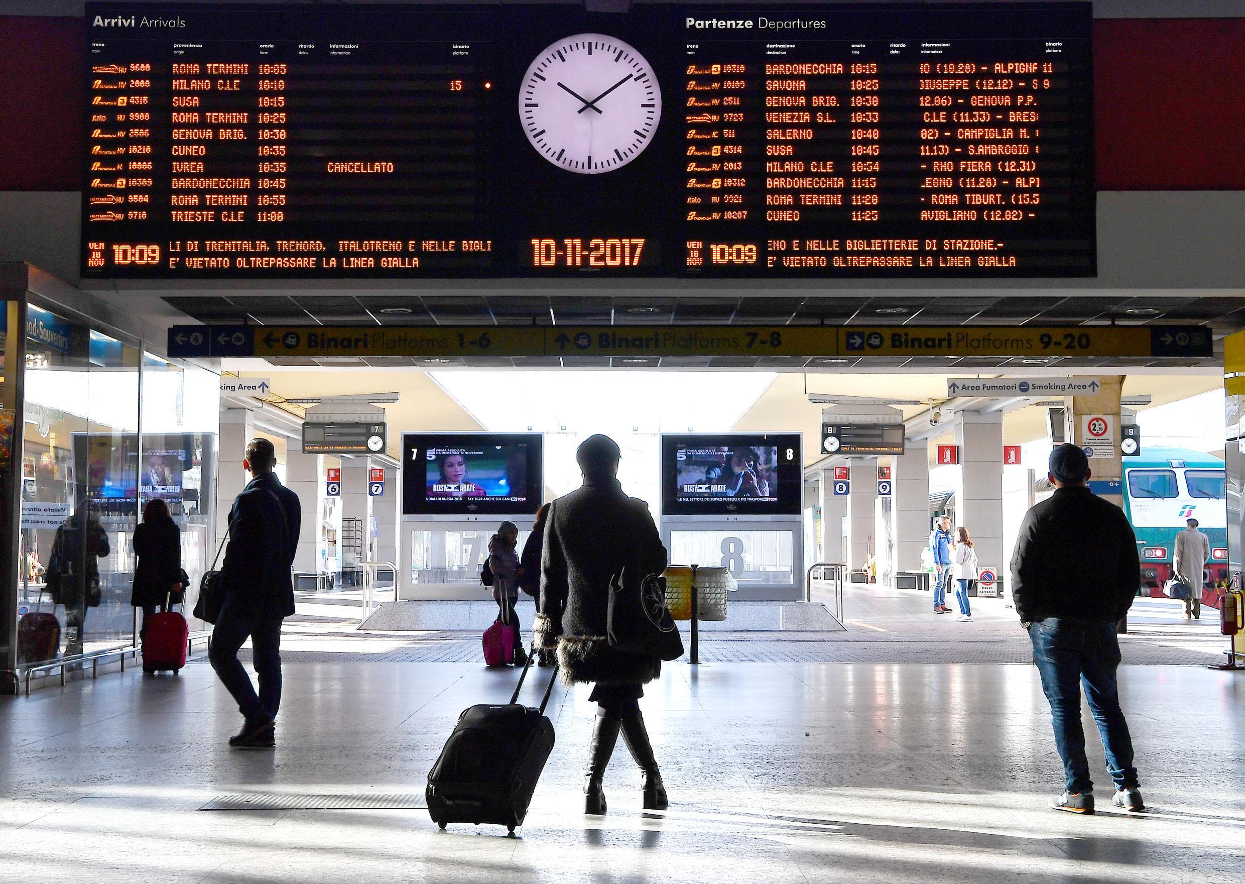 Il tabellone della Stazione di Torino Porta Nuova che informa i viaggiatori dello sciopero