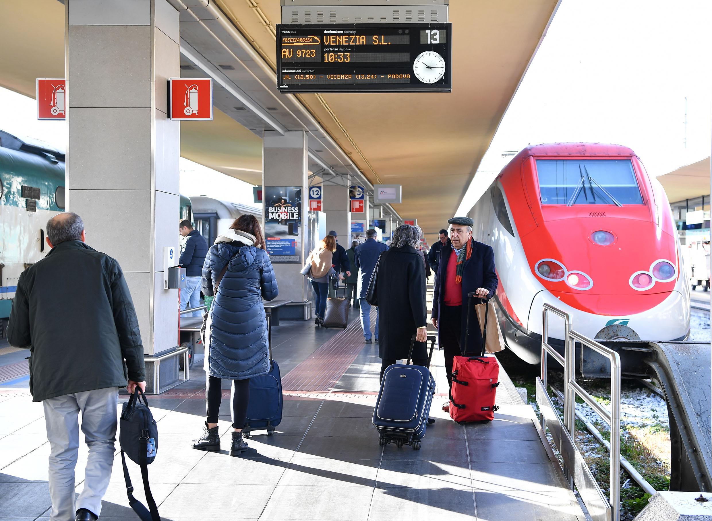 Disagi anche per il trasporto ferroviario: lo sciopero è cominciato alle 21 di ieri sera e terminerà alle 21 di oggi