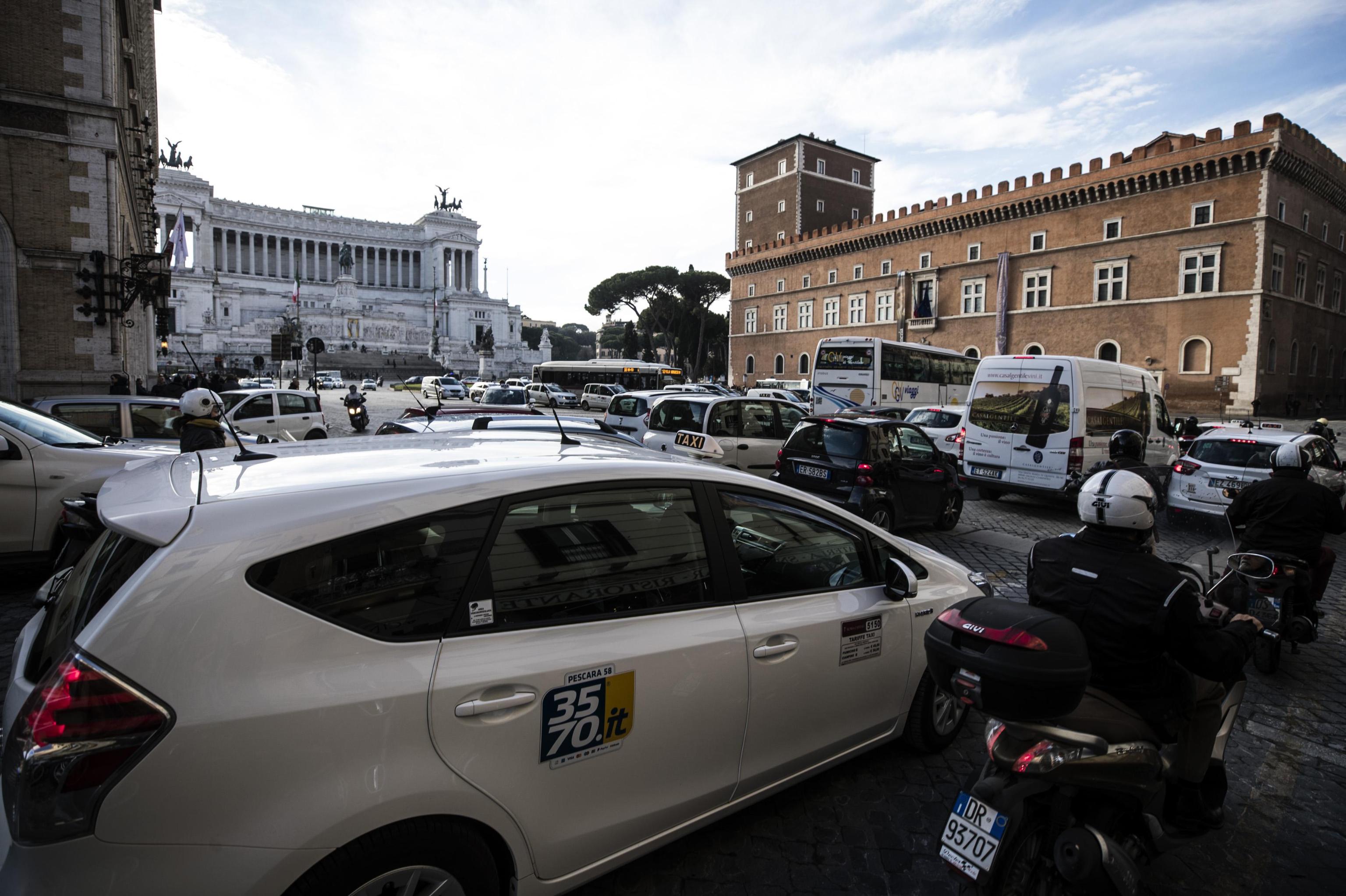 Traffico paralizzato in Piazza venezia a Roma