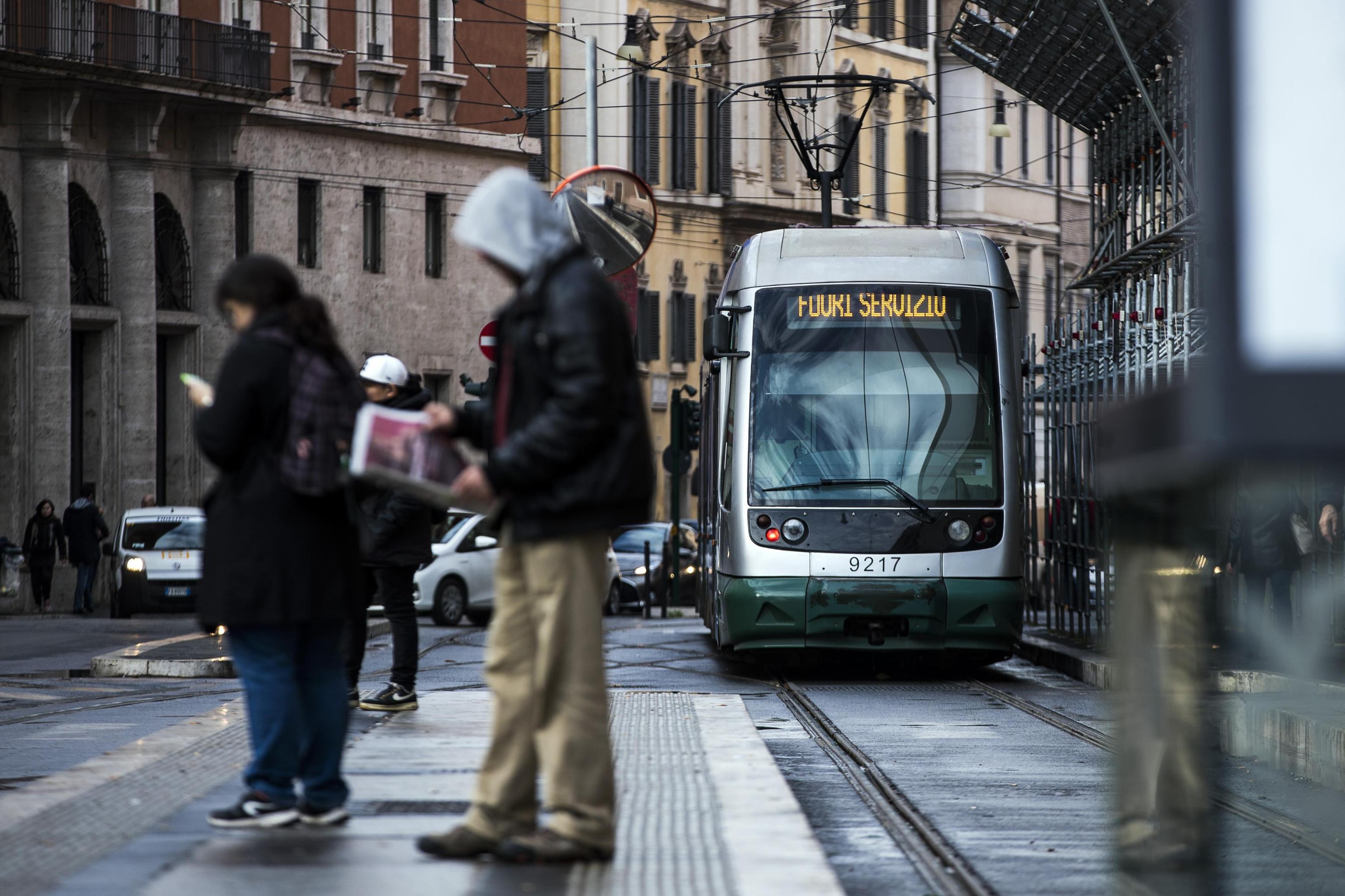 Un tram fermo al capolinea di piazza Venezia a Roma