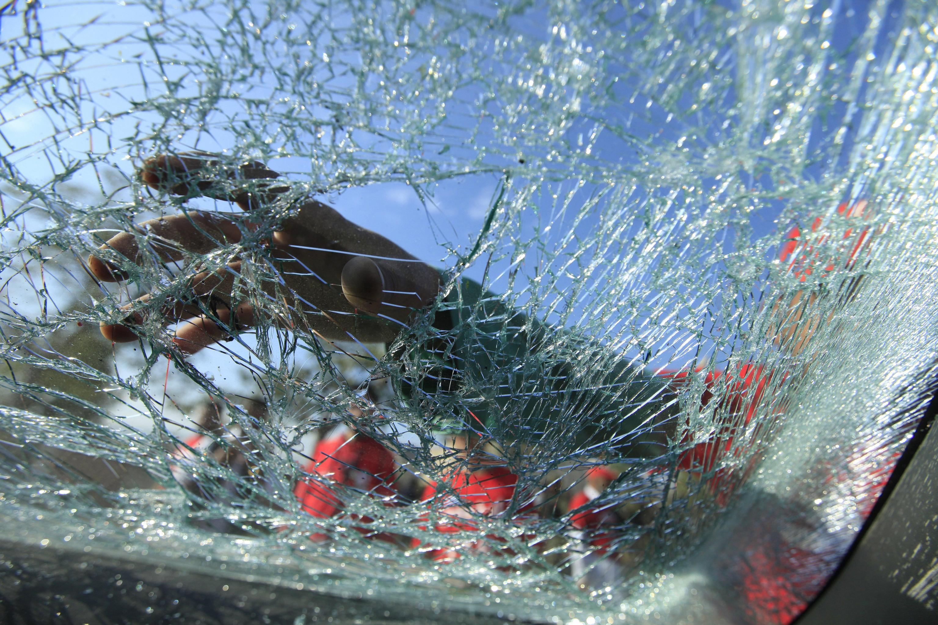 Il vetro frantumato dell'auto colpita dalla moto-bomba