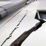 La forza della scossa ha provocato profonde crepe sui muri degli edifici che non sono crollati