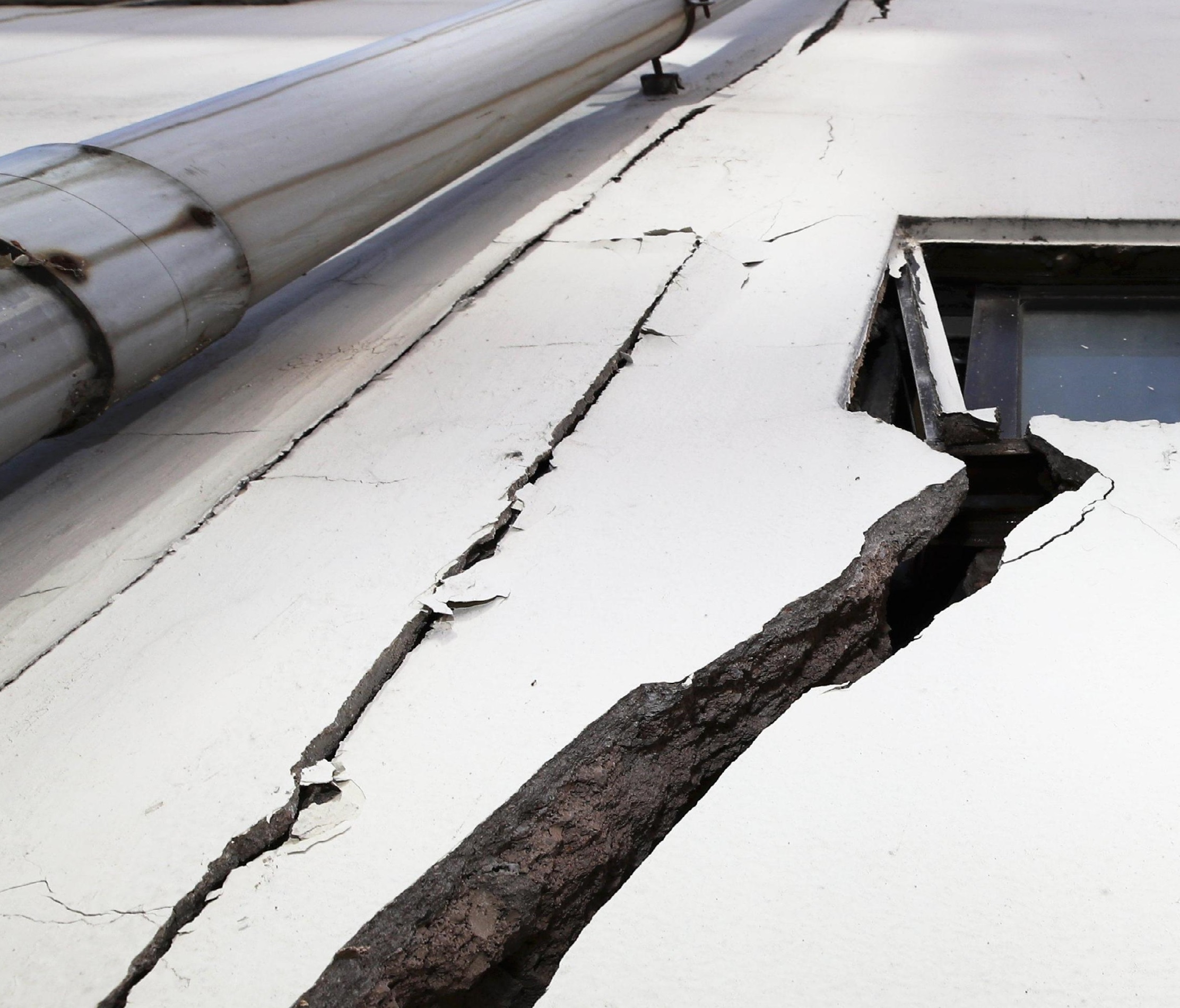 La forza della scossa ha provocato profonde crepe sui muri degli edifici che non sono crollati