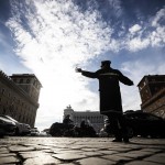 Un vigile dirige il traffico in Piazza Venezia a Roma