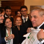 Antonio Tajani autografa una maglietta per gli studenti Lumsa