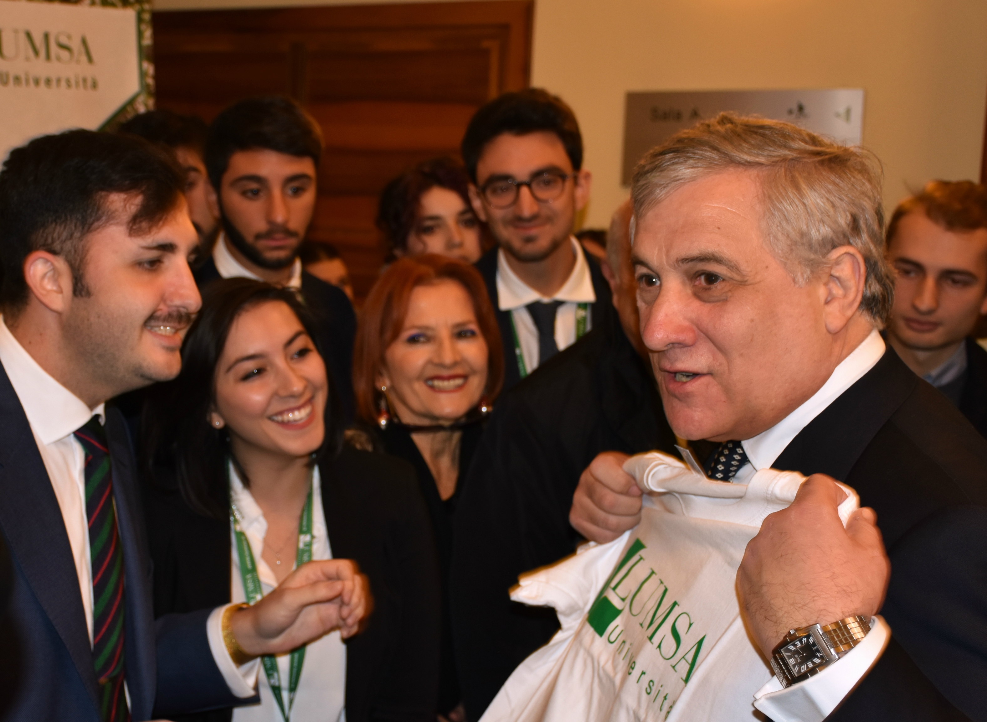 Antonio Tajani autografa una maglietta per gli studenti Lumsa