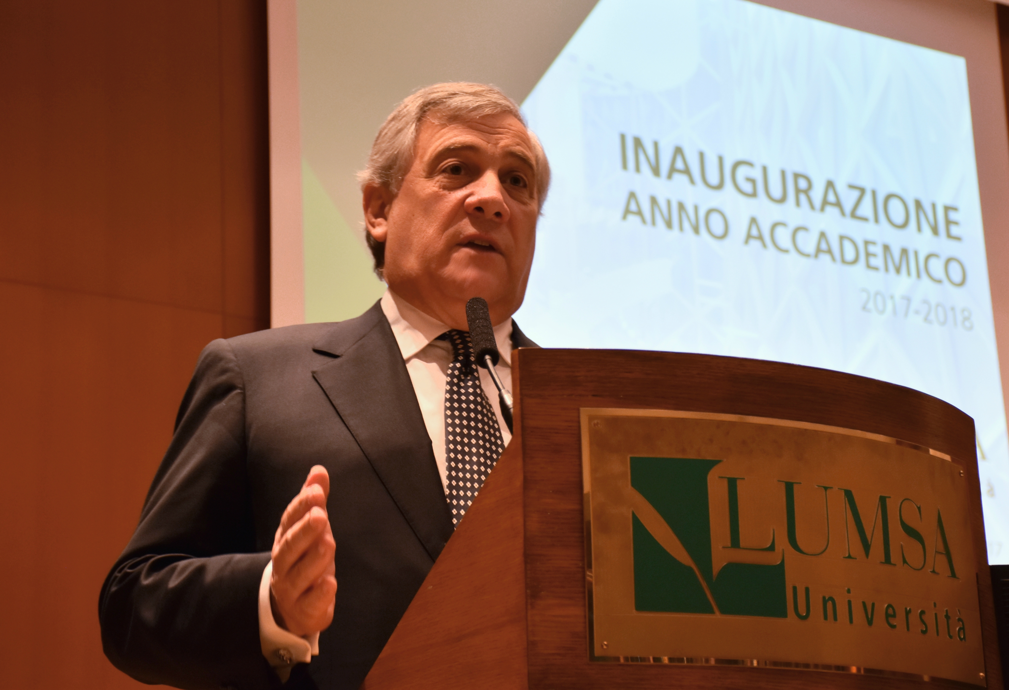 Antonio Tajani risponde agli studenti