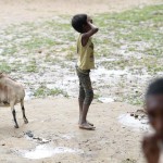 Un bimbo in evidente stato di indigenza