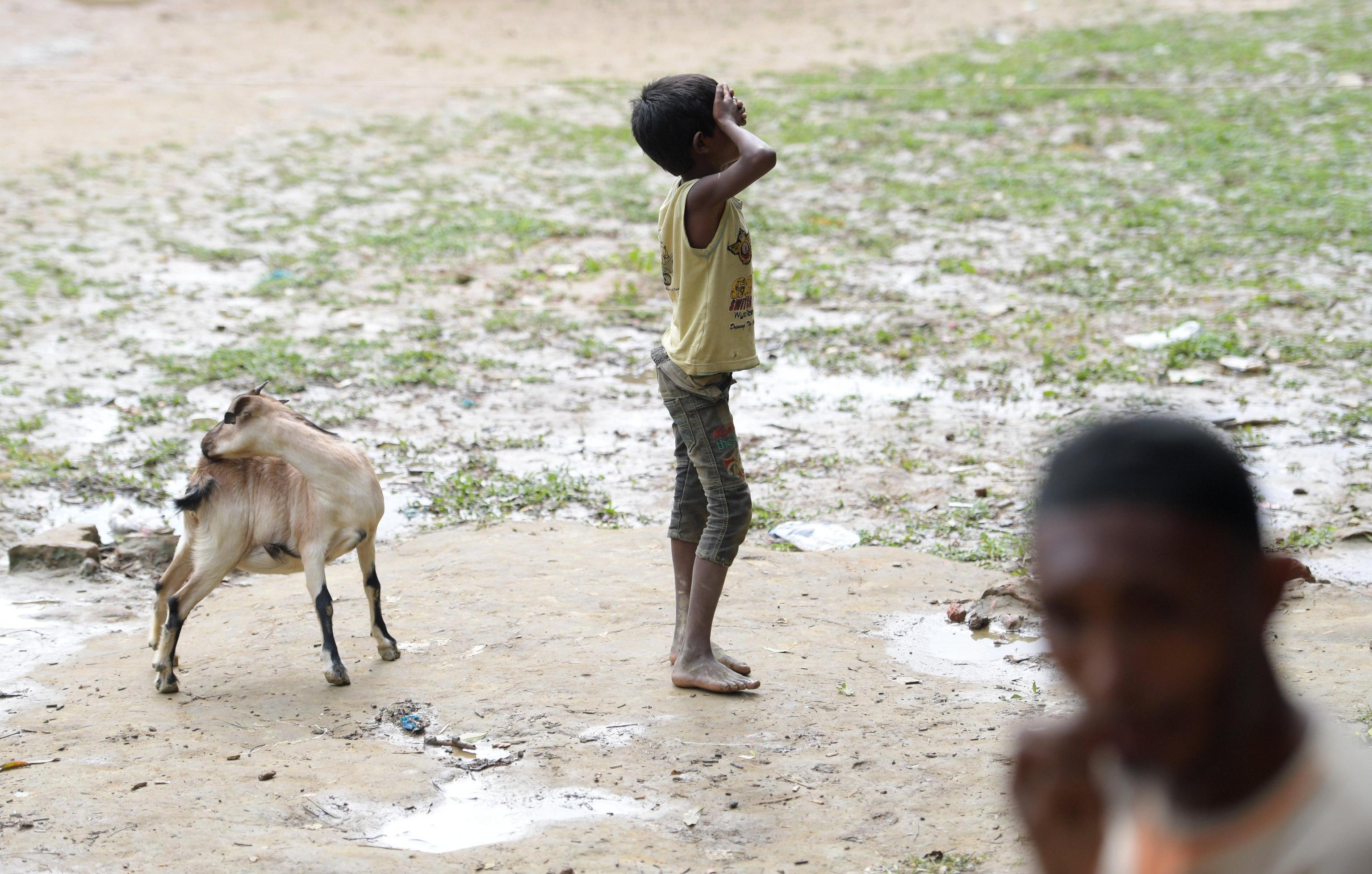 Un bimbo in evidente stato di indigenza