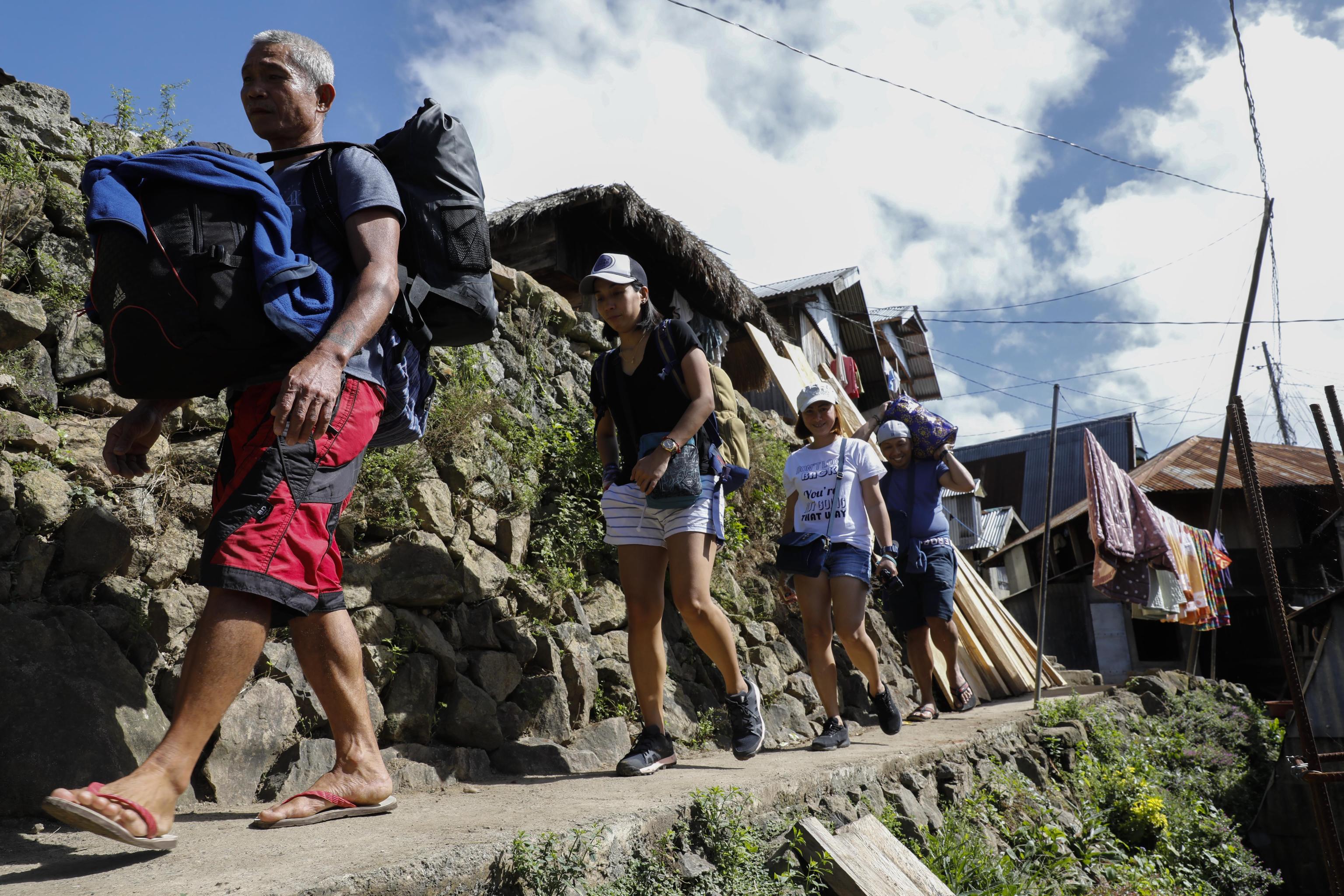 Per farsi fare un tatuaggio da Whang-Old c’è chi è disposto anche a fare lunghi tratti a piedi tra le montagne delle Filippine. L’artista è anche diventata un fenomeno di colore in tutto lo stato